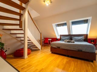 Apartment for 6 with Rooftop Terrace & Air Conditioning, close to Metro - 1