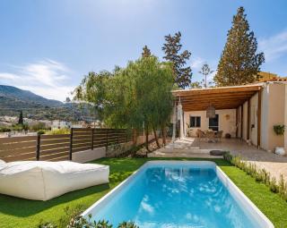 Seaside Breeze Villa - Beachfront, Private Pool, BBQ - 0