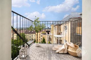 Sunny apartment with balcony & view, Prague - 8