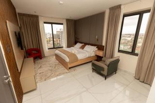 Charming 1BR with Rooftop Pool & Stunning City Views - 3