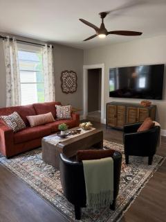 Historic LeClaire Home - 3BR, 2 King Beds & Huge Loft - 0