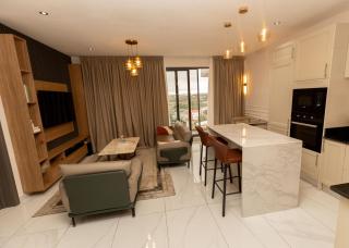 Charming 1BR with Rooftop Pool & Stunning City Views - 0