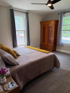 Historic LeClaire Home - 3BR, 2 King Beds & Huge Loft - 5