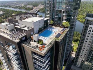 Rainey Street King Suite l Rooftop Pool - 8