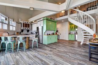 Iconic Lighthouse Estate on Scenic Ohio River - 7