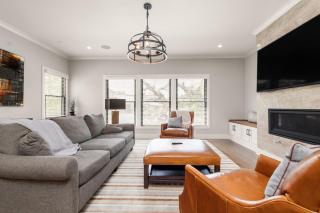 Luxury Retreat Near Notre Dame 5BR 45BA Game Room, Fire Pits & Walk Downtown - 8