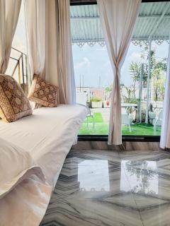 Karan's Crib with Netflix, AC & Private Rooftop - 9
