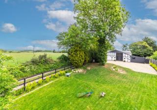 The Old Workshop - A luxury countryside retreat with air-conditioning and hot tub - 9