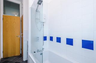 Twin Room near Salford Royal Hospital & University of Salford with Free Parking by Kammili Properties - 3