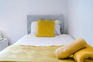 Twin Room near Salford Royal Hospital & University of Salford with Free Parking by Kammili Properties - 7