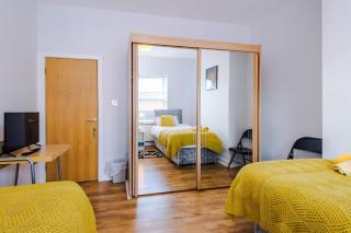 Twin Room near Salford Royal Hospital & University of Salford with Free Parking by Kammili Properties - 8