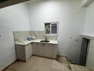 Charming Renovated 2BR Apt with Private Garden & Prime Location - 2