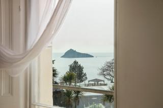 HUGE Sea views, Grade 1 Listed, Free Parking & Wi-Fi - 4