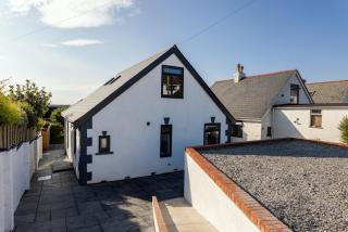 Detached with Sea views, Private Parking & Balcony - 3