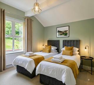Modern Swanage Retreat - Sleeps 7 - Free Parking - 3