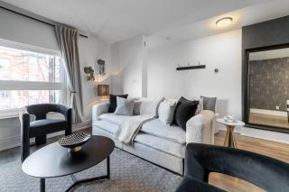 Chic Ossington Escape 3BR w Patio in Downtown - 2