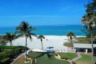 Step from the Beach.Renovated ground Floor unit 63 - 4