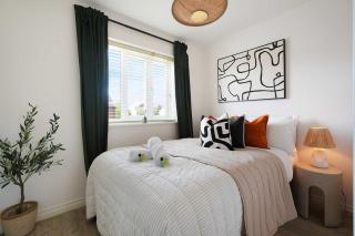 Modern 4BR Stay Driveway Parking By Stay With Us - 7
