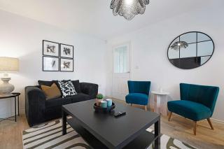 Modern 4BR Stay Driveway Parking By Stay With Us - 2
