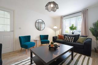 Modern 4BR Stay Driveway Parking By Stay With Us - 1