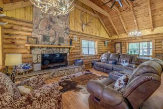 8 Mi to Ruidoso Downs! Family Cabin w/ Deck & Yard - 8