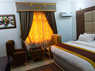 Immaculate Diamond Hotel and Apartments - 9