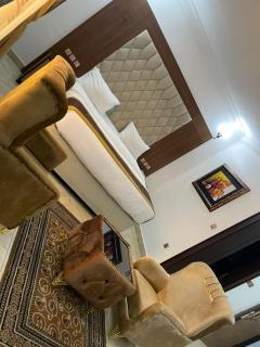 Immaculate Diamond Hotel and Apartments - 4