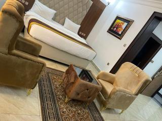 Immaculate Diamond Hotel and Apartments - 9