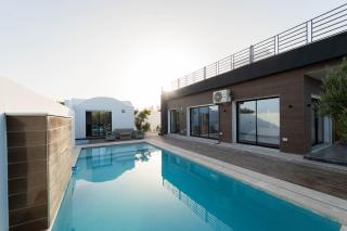 3-Bedroom Villa with Private Pool Studio - 9