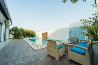 3-Bedroom Villa with Private Pool Studio - 4