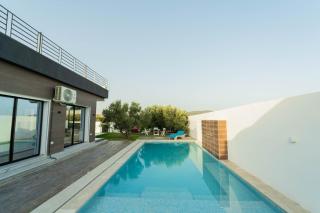 3-Bedroom Villa with Private Pool Studio - 2