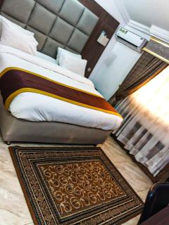 Immaculate Diamond Hotel and Apartments - 7