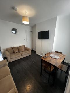 3 Bedroom Home Central Wolverhampton - 8