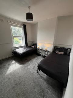 3 Bedroom Home Central Wolverhampton - 7