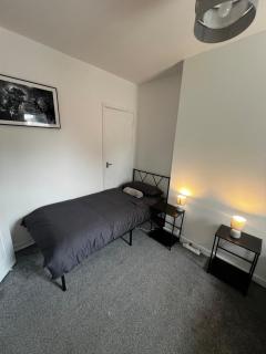 3 Bedroom Home Central Wolverhampton - 6