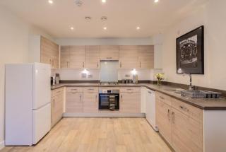 2-Bed Chatham Maritime Flat, Parking & Wine Cooler - 3