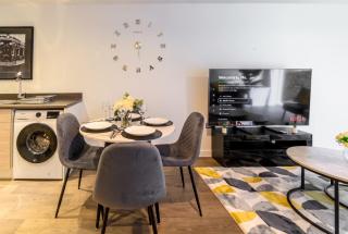 2-Bed Chatham Maritime Flat, Parking & Wine Cooler - 4
