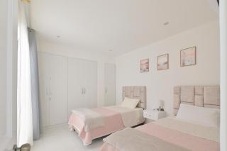 Modern Apartment, 5 Min airport, 10 Min Old Town - 7