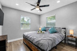 Sunny Haven House - Heated Pool Home Sleeps 10 Near Busch Gardens, Tampa - 1