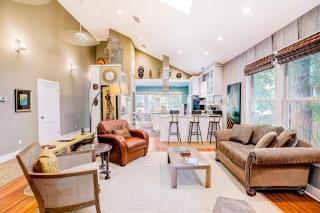 Quiet central home with enclosed yard, deck, grill, central AC, washer and dryer - 6