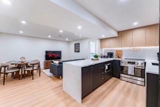 Luxury 3 Bedroom Guest Suite Near Downtown With Free Parking and Airconditioner - 3