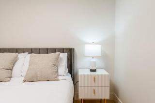 Luxury 3 Bedroom Guest Suite Near Downtown With Free Parking and Airconditioner - 2