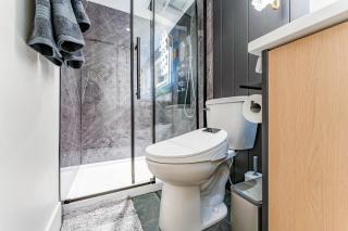 Luxury 3 Bedroom Guest Suite Near Downtown With Free Parking and Airconditioner - 1
