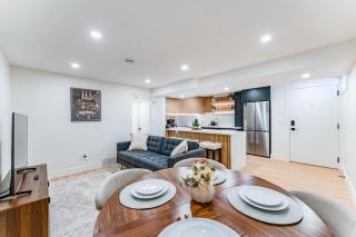 Luxury 3 Bedroom Guest Suite Near Downtown With Free Parking and Airconditioner - 4