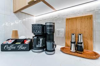 Luxury 3 Bedroom Guest Suite Near Downtown With Free Parking and Airconditioner - 6