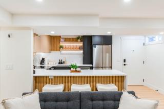 Luxury 3 Bedroom Guest Suite Near Downtown With Free Parking and Airconditioner - 8