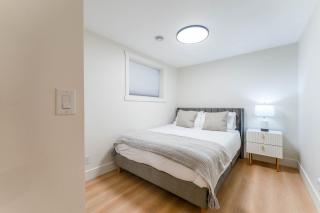 Luxury 3 Bedroom Guest Suite Near Downtown With Free Parking and Airconditioner - 5