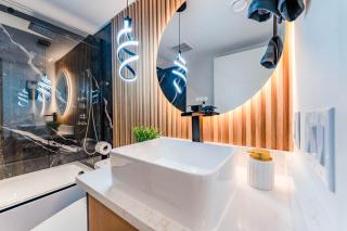 Luxury 3 Bedroom Guest Suite Near Downtown With Free Parking and Airconditioner - 7