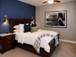 Family Retreat - Hot Tub - Fireplace - Tower Grove - 4