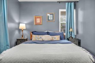 Pet-Friendly Home - Sleeps 6 - Walkable Lakewood - 7